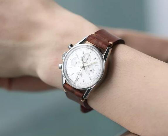 The timepiece is concise and simple.